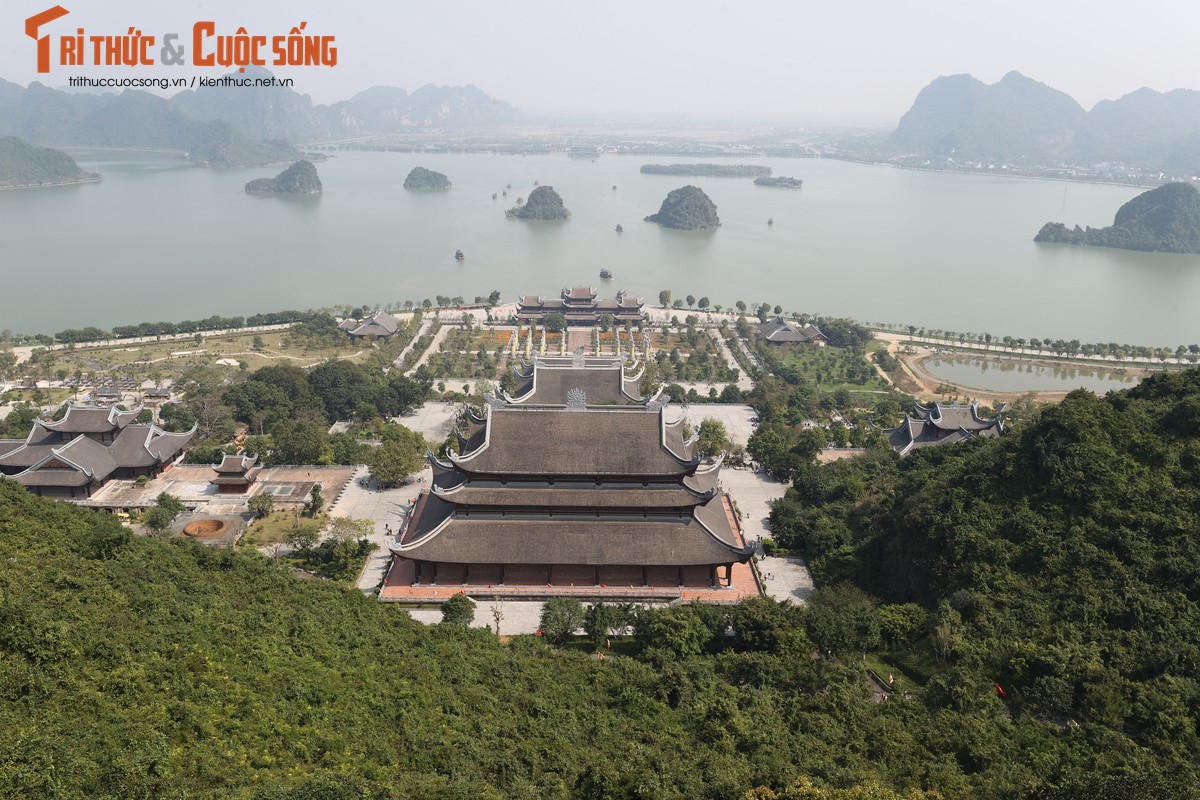 Ngoài ra, du khách có thể tham quan Điện Quán Thế Âm Bồ Tát, nơi đặt pho tượng Phật bằng đồng, nặng 100 tấn hay điện Pháp Chủ với tượng đồng nguyên khối 150 tấn. Các điểm tham quan khác là vườn kinh, đình Tam Chúc và khu vực hồ Lục Nhạc.