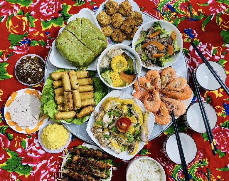 Những mâm cỗ ngon, đủ món truyền thống nhà chị Trang Bún.