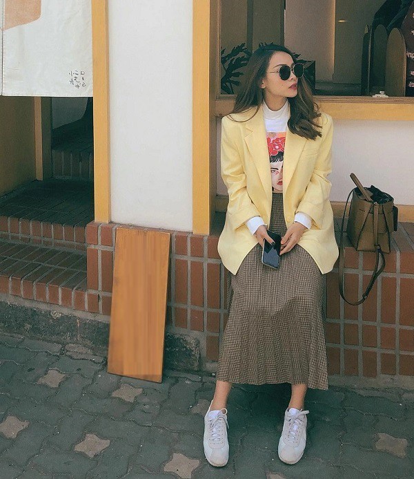 Với dáng chân váy xếp ly có họa tiết, các quý cô hãy thử kết hợp chúng cùng áo thun và blazer có màu sắc tươi sáng. Ba item này khi kết hợp với nhau sẽ tạo nên một set đồ trẻ trung, hợp với không khí của những ngày Tết.