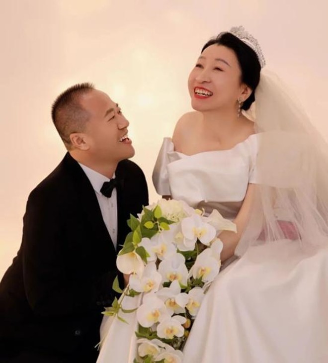 Vợ chồng anh Hoa chụp ảnh cưới sau 22 năm. 