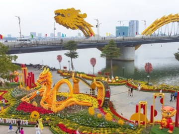 Đà Nẵng: Độc lạ linh vật rồng phun lửa phun nước, giới trẻ lên đồ dạo đường hoa