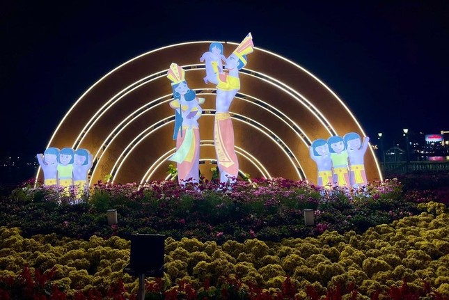 Bên cạnh những linh vật hoành tráng thì đường hoa còn có những tiểu cảnh rất dễ thương, như tiểu cảnh Lạc Long Quân và Âu Cơ này. Ảnh: Cổng Thông tin Điện tử thành phố Đà Nẵng