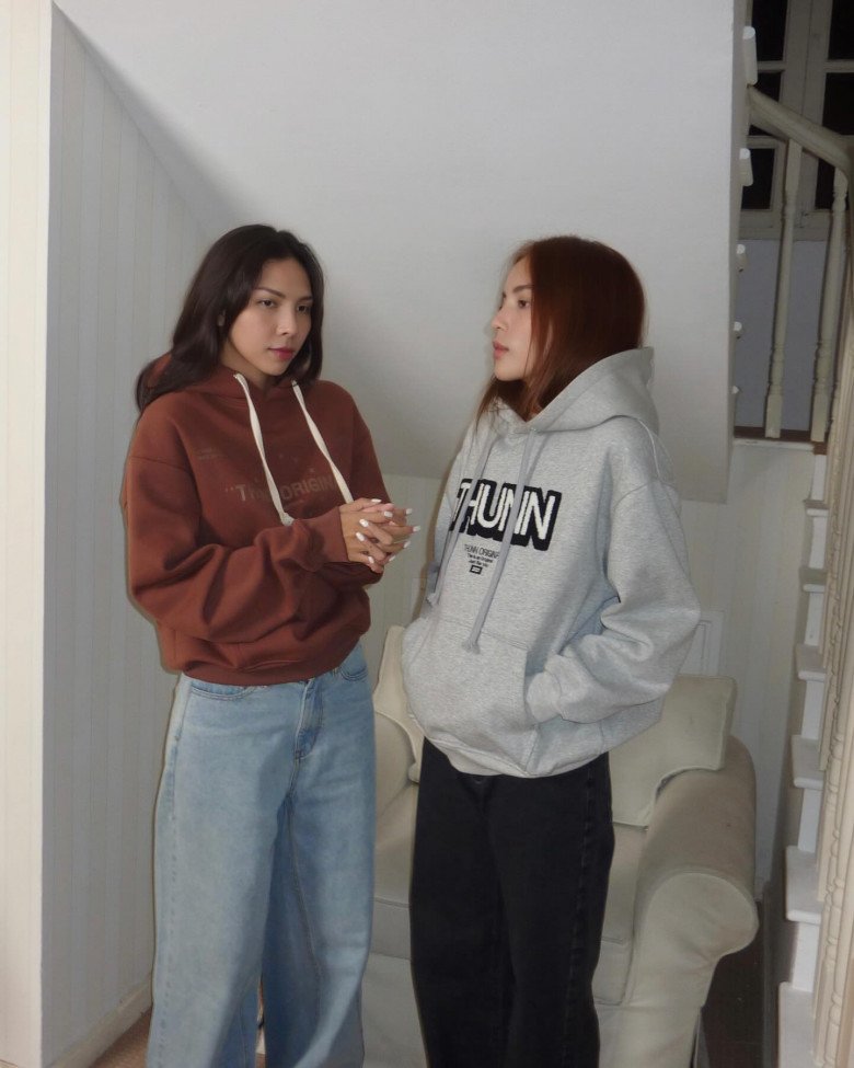 Bộ đôi mỹ nhân Kỳ Duyên - Minh Triệu liên tục diện hoodie đôi khiến fan thời trang mê mẩn.