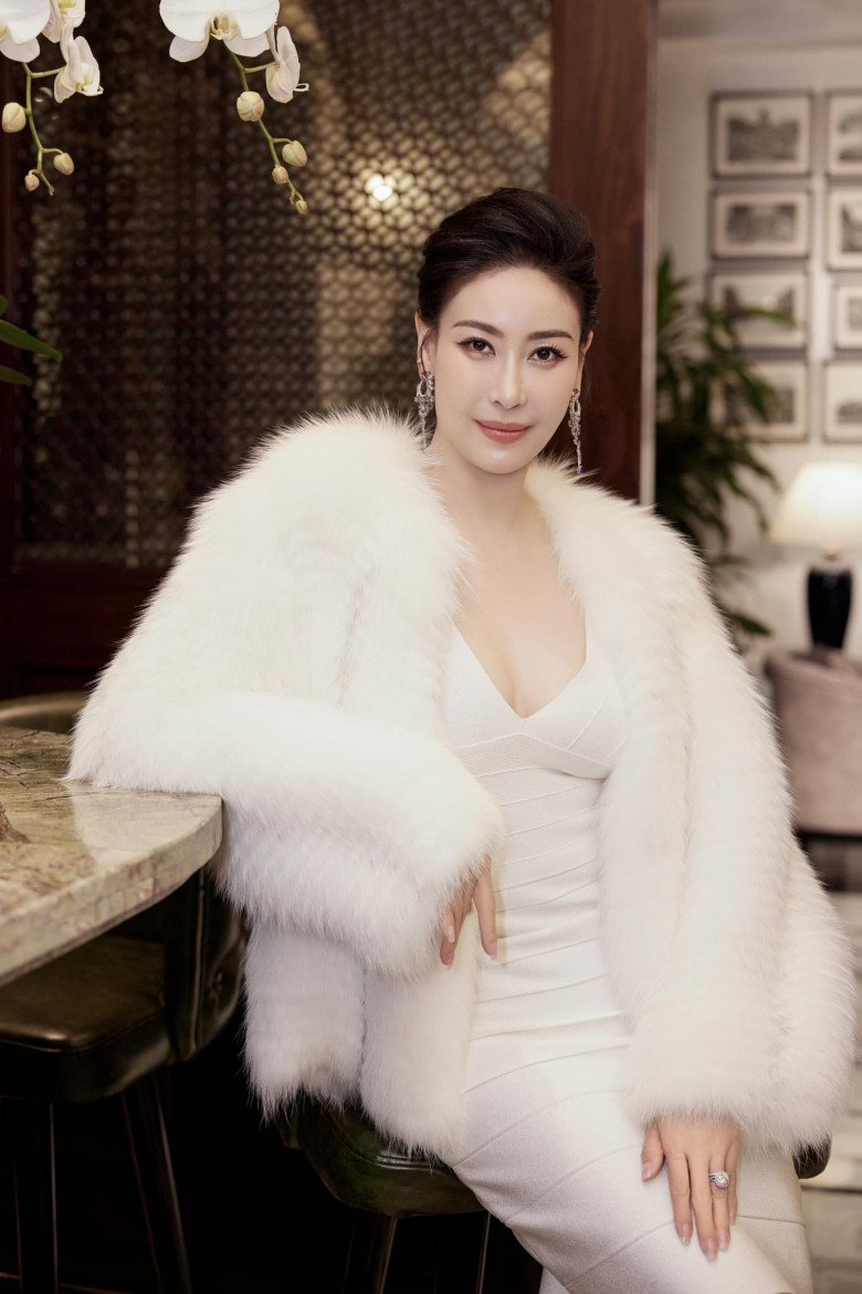 Hoa hậu Hà Kiều Anh gây ấn tượng với phong cách ăn mặc sang chảnh.