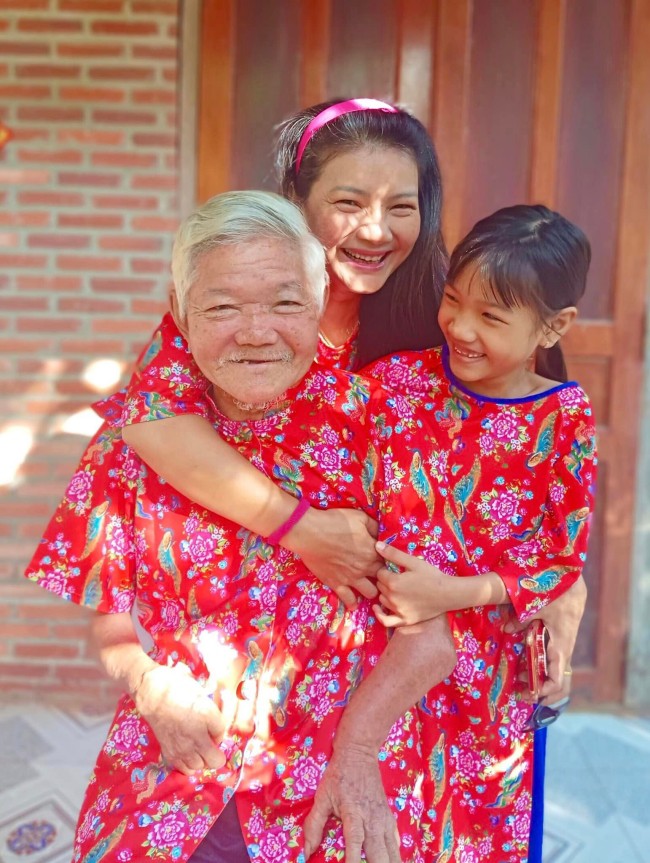 Kiều Trinh tự tay may quần áo cho người thân trong dịp Tết.