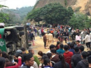 Tin tức - Xe khách chở hơn 30 người lật tại cầu Khe Mòn chiều mùng 4 Tết, nhiều người thương vong