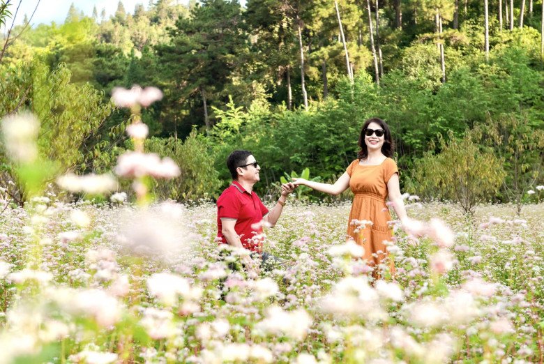 Hiện tai, anh có cuộc sống vui vẻ, hạnh phúc viên mãn cũng người phụ nữ yêu mình hết mực.