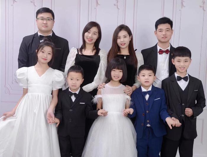 Gia đình của Yang Niuhua và gia đình của chị gái cô