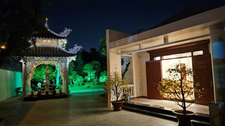 Nữ hoàng ảnh lịch cũng bày tỏ khi đăng tải ngôi nhà: Năm mới, diện mạo mới. Trong khuôn viên nhà mình, Việt Trinh còn có góc bài trí tượng Phật.
