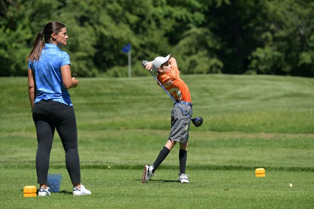 Chơi Golf có nhiều lợi ích đối với trẻ nhỏ. Ảnh minh hoạ