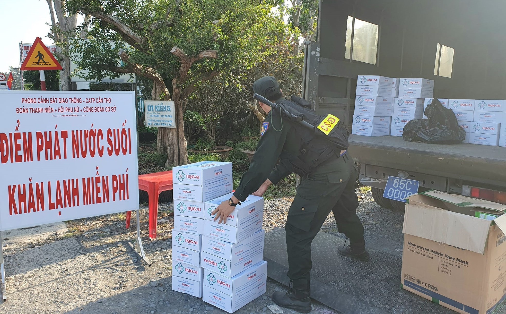 Người dân miền Tây lỉnh kỉnh đồ đạc trở lại TP.HCM, Công an lập chốt tặng nước, sữa - 16