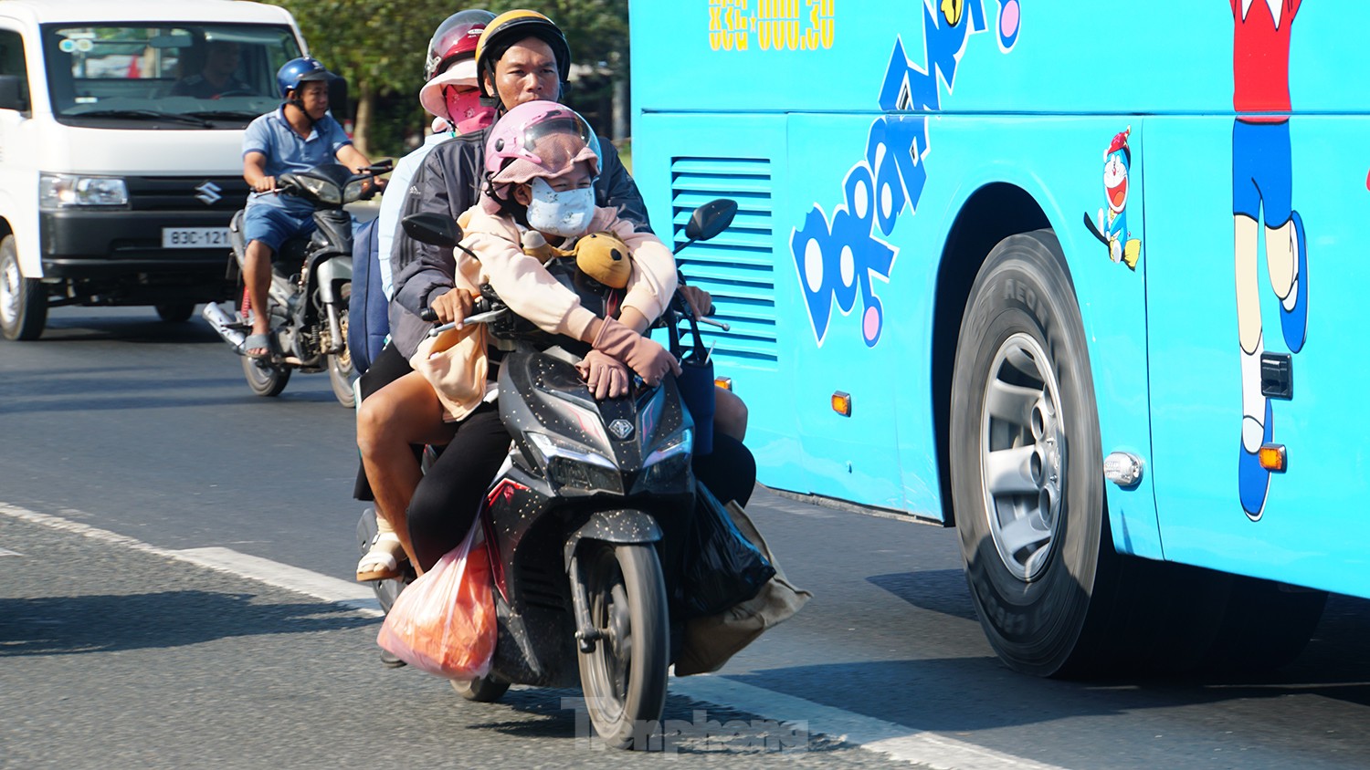 Gia đình trở lại TPHCM mưu sinh sau kỳ nghỉ Tết. Ảnh: Hòa Hội