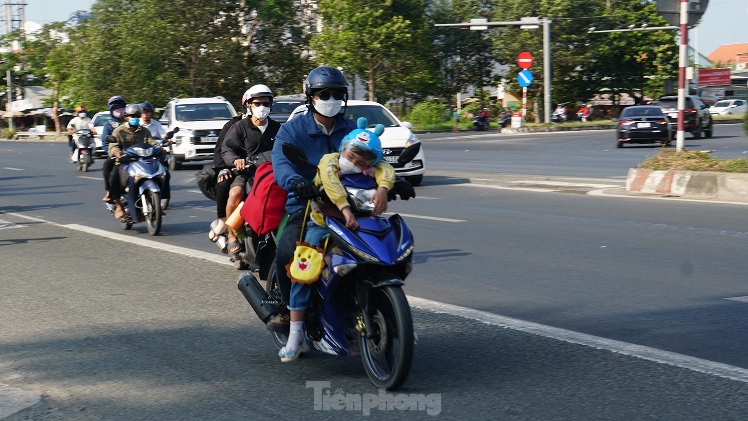 Người dân miền Tây lỉnh kỉnh đồ đạc trở lại TP.HCM, Công an lập chốt tặng nước, sữa - 5