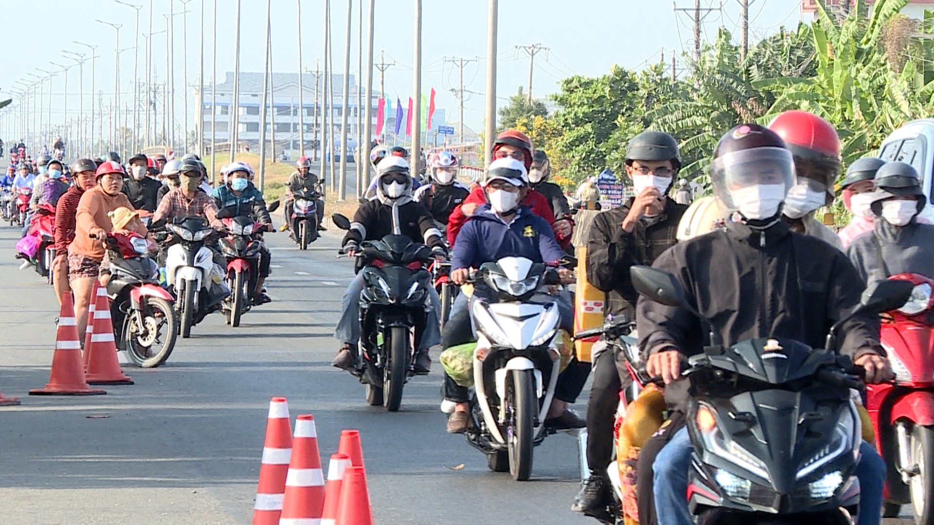 Hôm nay cũng là ngày nghỉ cuối của kỳ nghỉ Tết Nguyên đán năm nay, lượng người di chuyển trở lại làm việc rất đông.