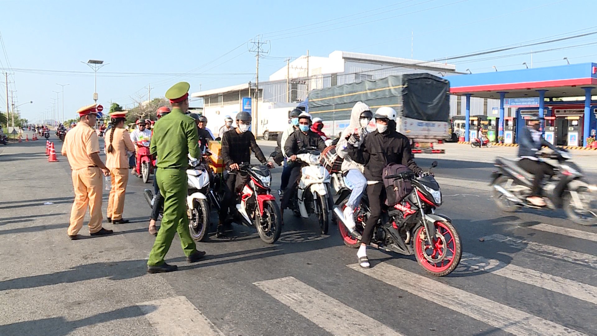 Nhằm hỗ trợ người dân trên hành trình, lực lượng CSGT, Công an tỉnh Vĩnh Long đã tổ chức chốt phát nước suối miễn phí và sữa cho người đi đường trên quốc lộ 1 tại Tổ tuần tra công khai thuộc Phòng CSGT, Công an tỉnh.