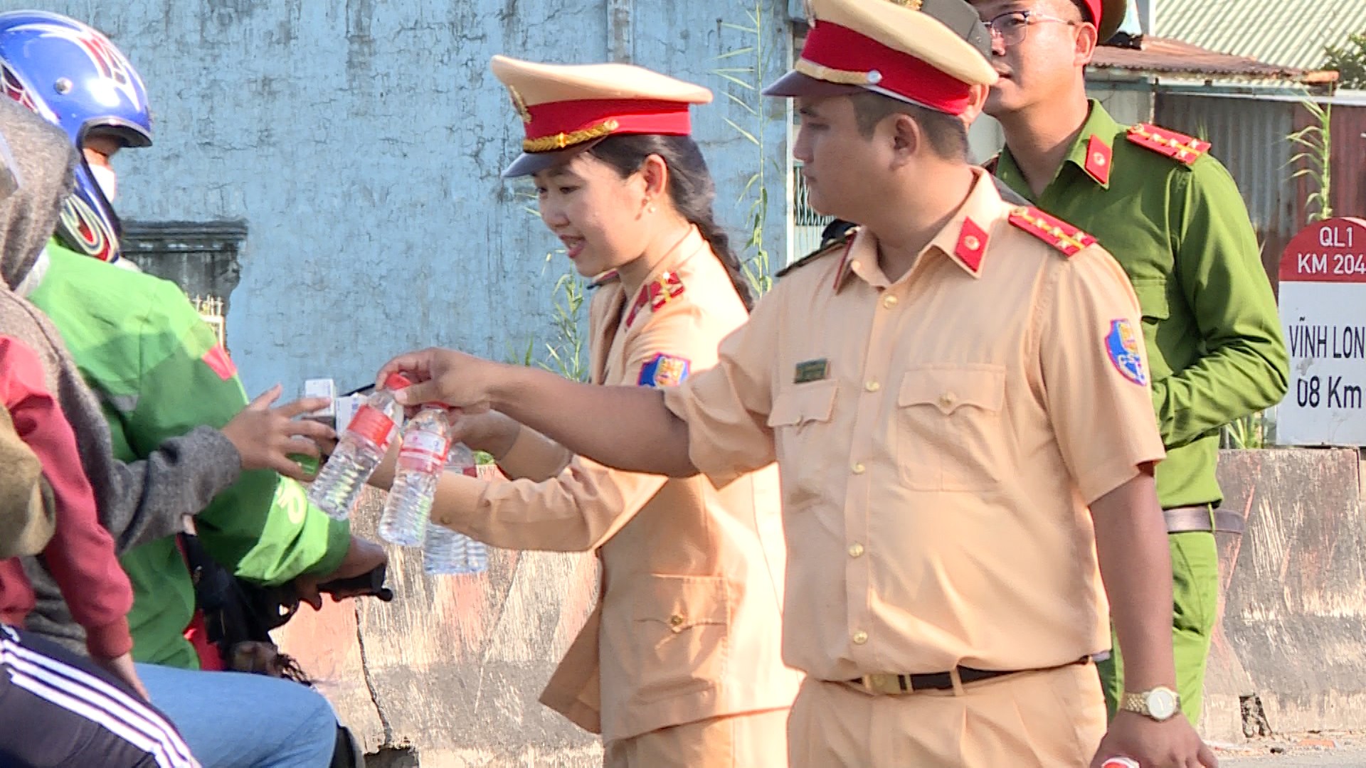 Người dân miền Tây lỉnh kỉnh đồ đạc trở lại TP.HCM, Công an lập chốt tặng nước, sữa - 13