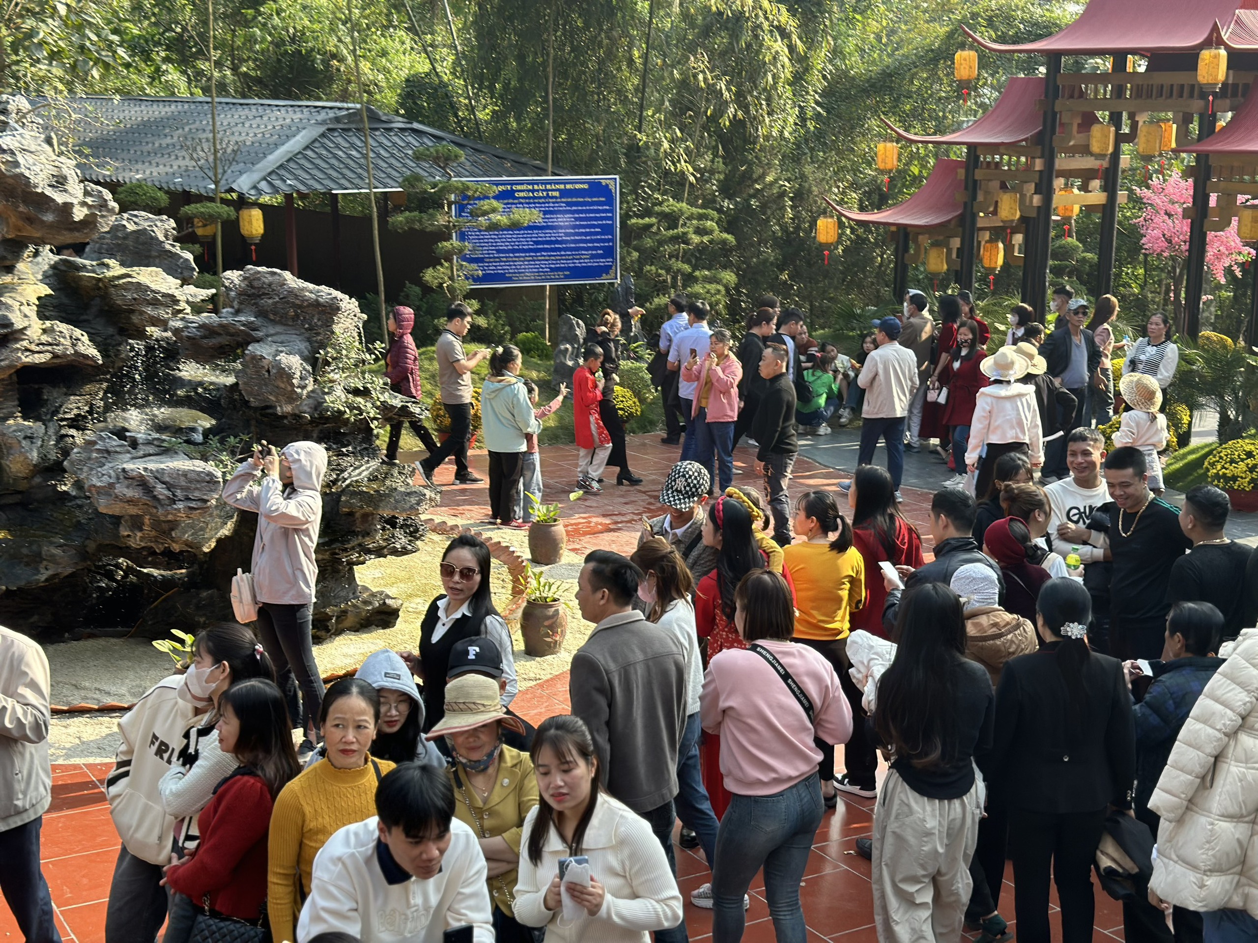 Biển người chen chân đổ về chùa Cây Thị du xuân đầu năm - 7