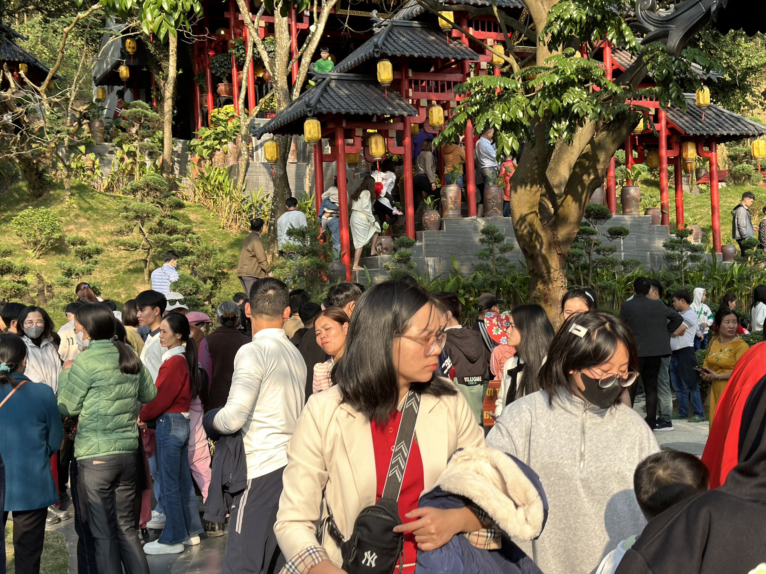 Biển người chen chân đổ về chùa Cây Thị du xuân đầu năm - 6