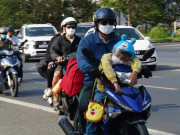 Tin tức - Người dân miền Tây lỉnh kỉnh đồ đạc trở lại TP.HCM, Công an lập chốt tặng nước, sữa