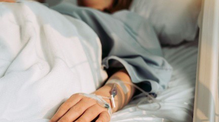 Người phụ nữ uống nước ép cỏ lúa mì suốt 4 ngày dẫn tới tăng kali máu, thận tổn thương vĩnh viễn. (Ảnh minh họa)