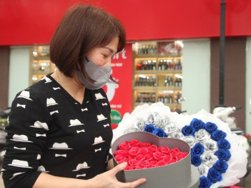 Bất ngờ thị trường hoa ngày lễ Tình nhân: Chủ shop hoa méo mặt, sinh viên cạn vốn vì tranh thủ đi buôn sau Tết