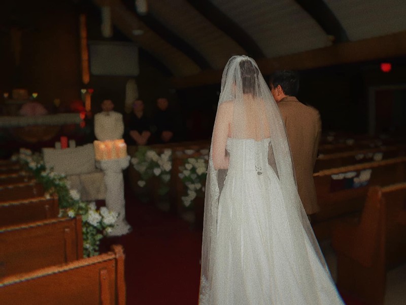 Trước đó vào tháng 1/2024, Diễm Hương gây xôn xao khi bất ngờ kết hôn lần 3 sau vài tháng sang Canada định cư. Hé lộ khung cảnh đám cưới trong nhà thờ, nàng hậu được bố ruột dắt tay vào lễ đường rồi trao cho chú rể.

