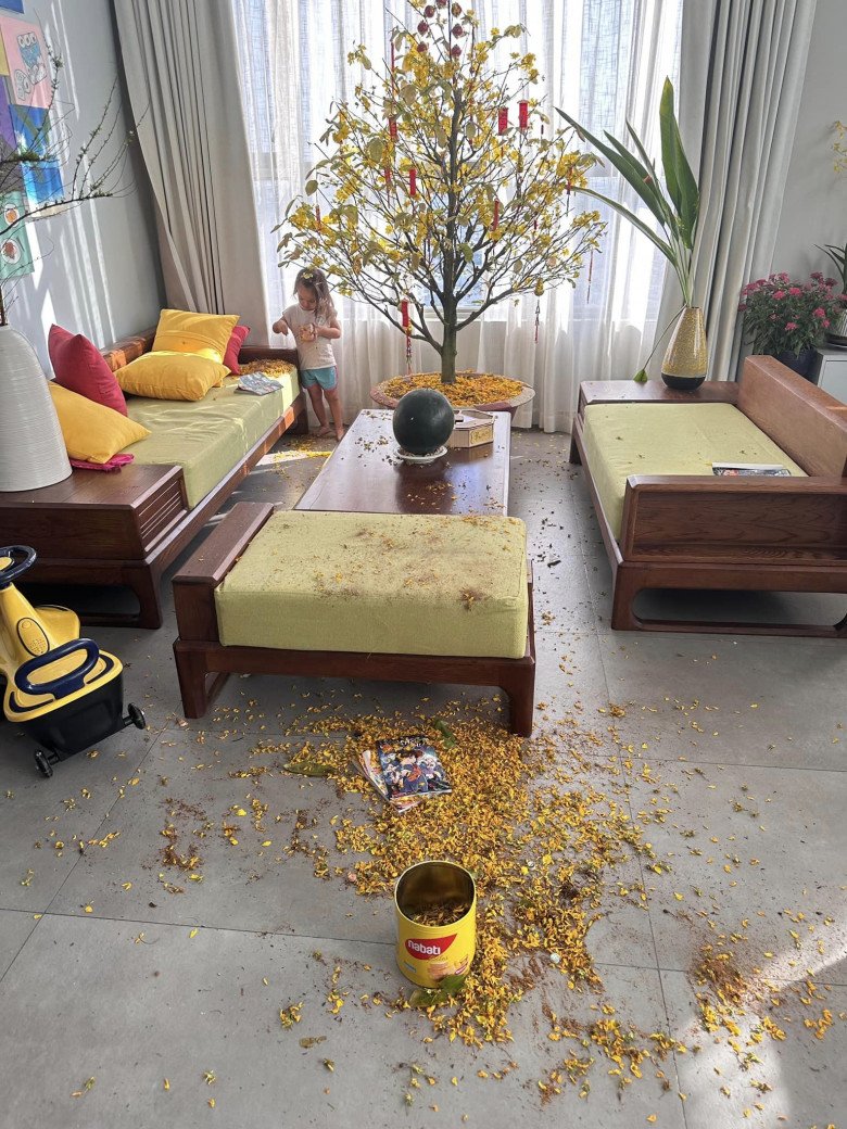 Bà mẹ 5 con - Á hậu Diễm Châu hốt hoảng khi thấy con gái đang chơi đùa bên cạnh cây mai trong nhà.