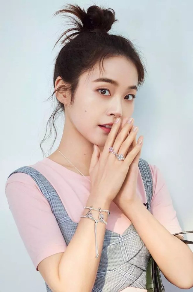 Trương Giai Ninh tốt nghiệp Học viện Hý kịch Trung Ương và bắt đầu tham gia diễn xuất sau đó.