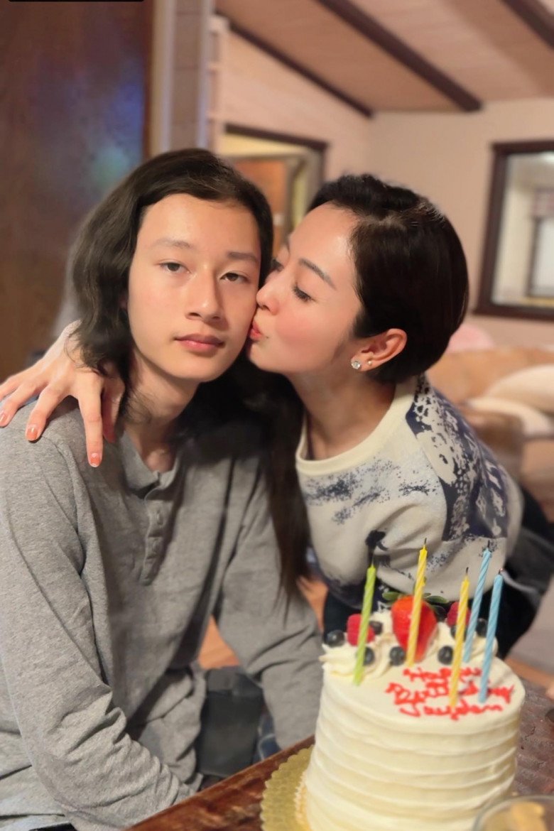 Diện mạo khác lạ của con trai Jennifer Phạm và Quang Dũng tuổi 16: Tóc dài lãng tử, mặt y đúc bố, đôi mắt buồn của mẹ - 1