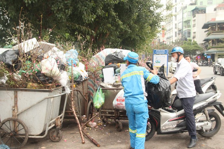 Nhiều người dân có ý thức bảo vệ môi trường, họ mang rác ra điểm tập kết để người lao công đỡ khổ. 