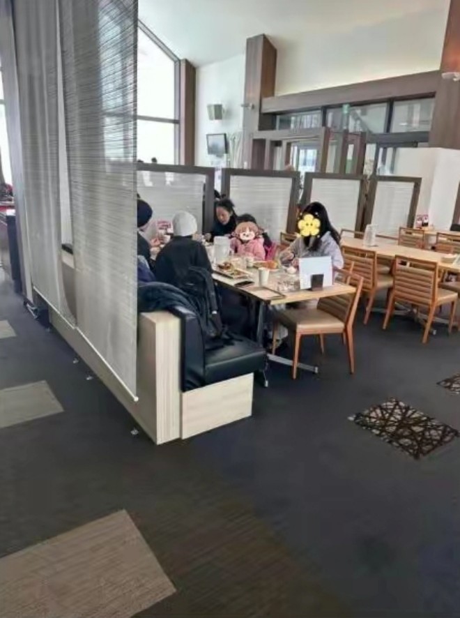 Chương Tử Di đưa các con đi du lịch trong đó có cả con riêng của chồng cũ.