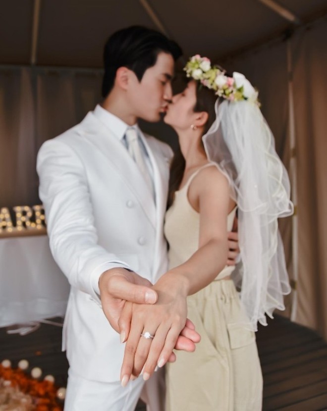 Cả hai quyết định bên nhau trọn đời.