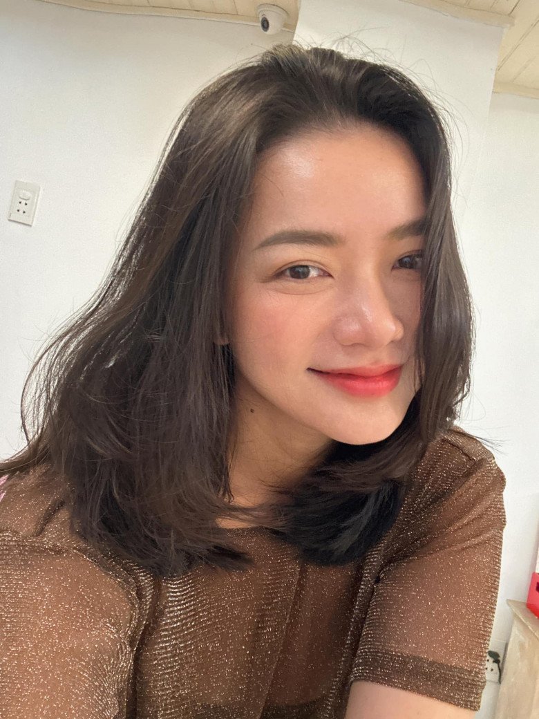 Nhờ có một liệu trình chăm sóc da chuyên sâu phù hợp kết hợp cùng chế độ ăn uống khoa học, lành mạnh mà chẳng riêng gì vóc dáng, làn da của bà mẹ một con cũng điều khiến vạn người mê.