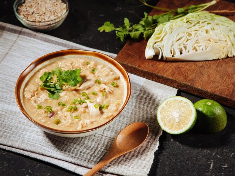 Trong khi đó, cháo yến mạch giàu protein và có hàm lượng chất xơ cao nên kiềm chế cơn thèm ăn, tạo cảm giác no lâu. Ngoài ra, loại ngũ cốc này còn kích hoạt cơ thể nhanh chóng giảm mỡ để tăng cường hình thành cơ bắp