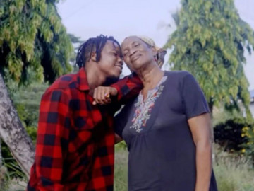 Vô tình để quên túi tiền, cụ bà 80 tuổi nên duyên với tài xế xe ôm 24 tuổi khiến con cháu choáng váng