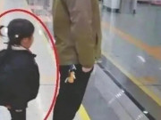 Yêu con - Bức ảnh bé gái 5 tuổi đứng chờ tàu cùng bố được lan truyền rộng rãi: Đây mới là cuộc sống "giàu có" thực sự!