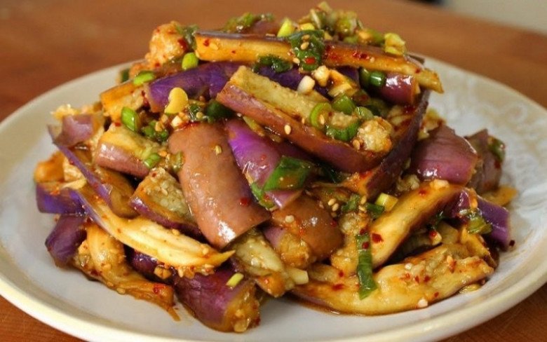 Tiêu thụ cà tím quá nhiều có thể dẫn đến hấp thụ solanine quá mức gây khó chịu đường tiêu hóa. (Ảnh minh họa)