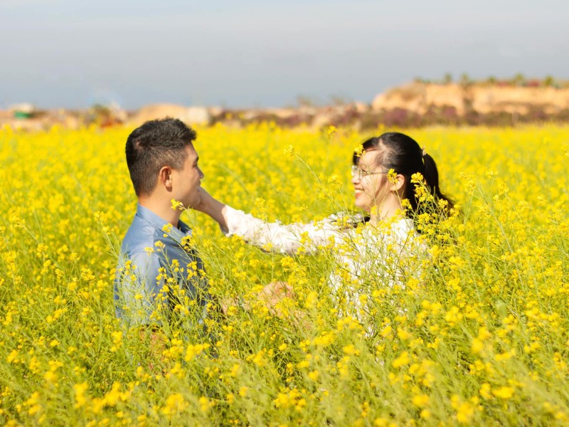 Tiếp đến là Cầu Đất Farm nằm ở thôn Trường Thọ, xã Trạm Hành, Đà Lạt. Tại Cầu Đất vốn nổi tiếng với đồi chè xanh bạt ngàn, tuy nhiên, chủ trang trại còn cho trồng vườn hoa cải vàng khoe sắc mỗi độ Tết đến Xuân về. (Ảnh: Đồng Ngô)
