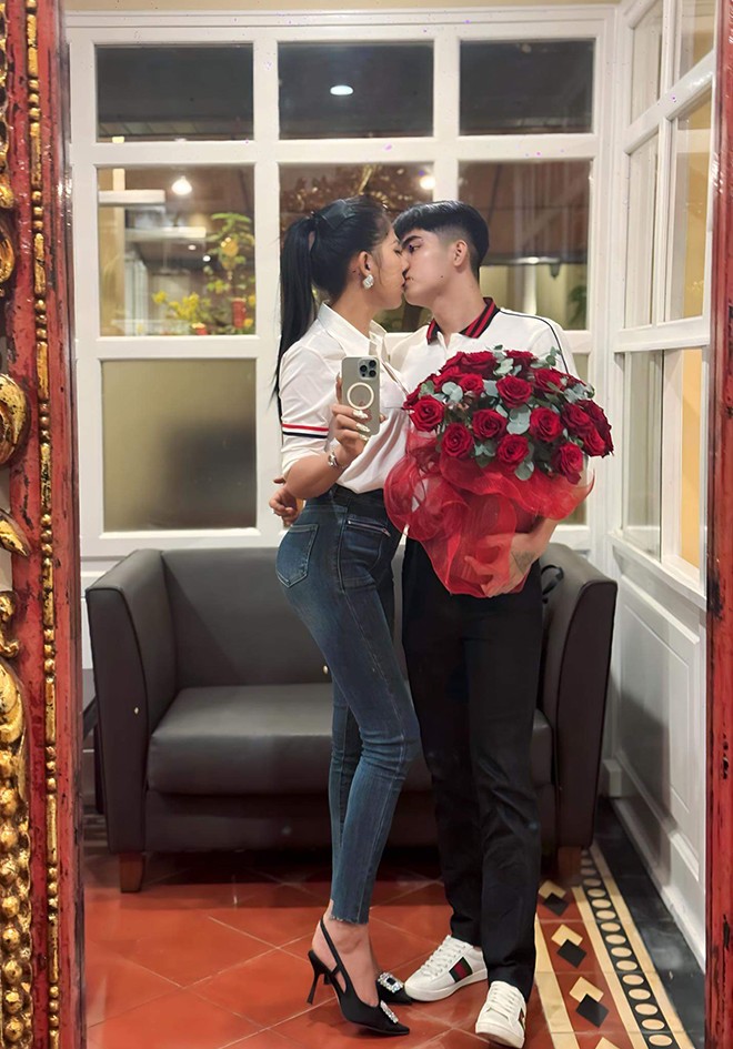 Cô gái trên tên Trúc Ly (SN 1992, quê An Giang), là hot girl chuyển giới nổi tiếng trong giới LGBT.