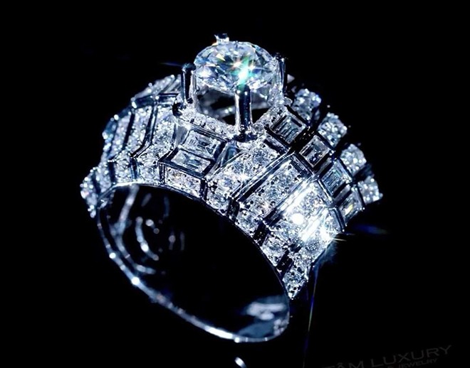 Cận cảnh chiếc nhẫn kim cương mà Trúc Ly tặng bạn trai.