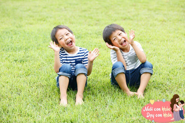 Những đứa trẻ có thể sử dụng từ ngữ và cử chỉ đơn giản để diễn đạt ý kiến, sự quan tâm và cảm xúc của mình.