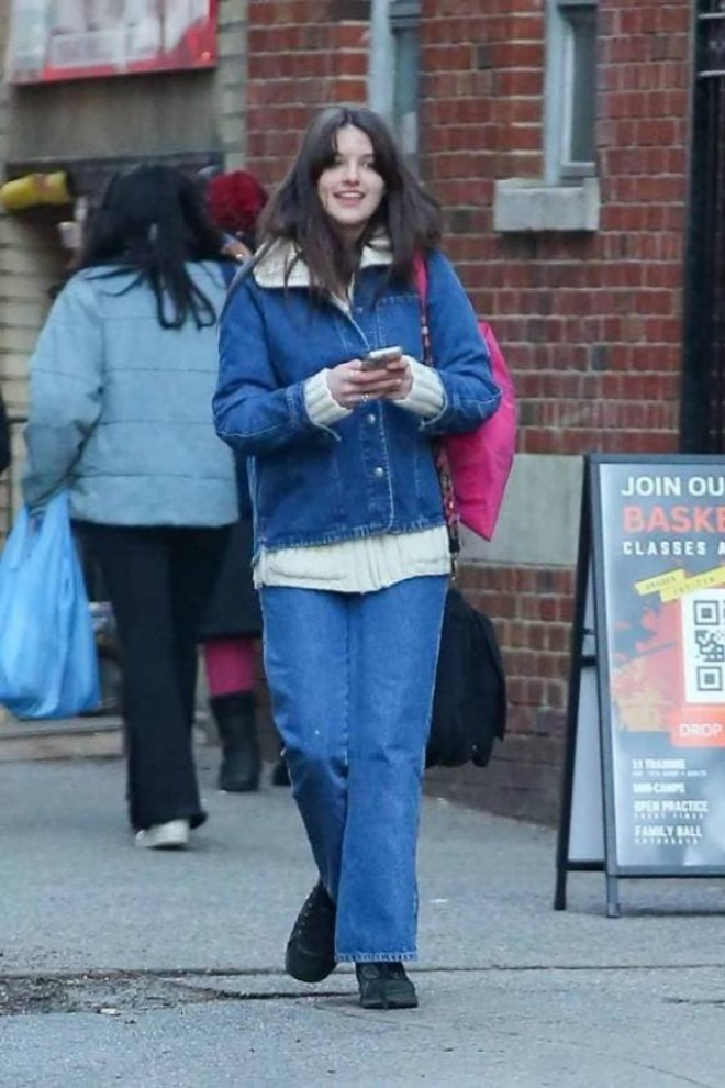 Suri ăn diện đơn giản xuất hiện trên phố.