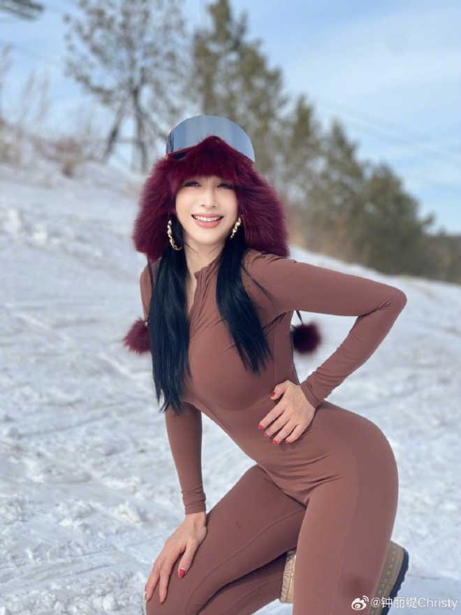 Chung Lệ Đề khoe ảnh mới nhân dịp đầu năm.