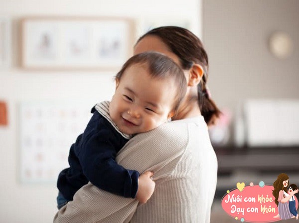 Sau khi sinh ra, trẻ có cảm giác quen thuộc tự nhiên với giọng nói và sự hiện diện của mẹ.