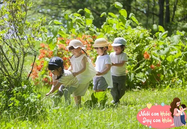 Khuyến khích trẻ kết nối bạn bè và tiếp xúc các môi trường khác nhau.