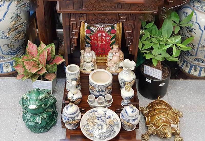 Trong ngày vía Thần Tài, ngoài mua vàng bạn cũng có thể mua một chậu cây phong thủy về đặt lên bàn thờ Thần Tài, trong phòng khách hoặc trên bàn làm việc.
