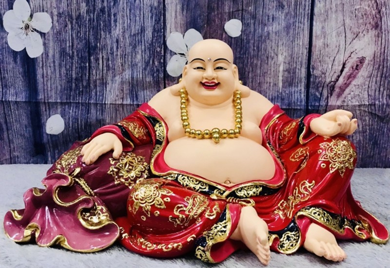 Tượng Phật Di Lặc được mô tả với cơ thể khỏe mạnh, mập mạp, mặc áo hở bụng, đi chân đất với nụ cười phấn khởi luôn nở trên môi. Tính tình thì ung dung tự tại, nói năng vô định, ngủ đâu cũng được nên được cho là biểu tượng tuyệt đối của hạnh phúc.
