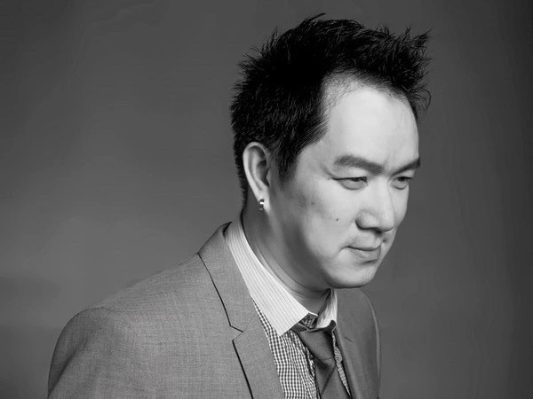 Dù biết sai nhưng anh không thể cưỡng lại mối tình sét đánh thời điểm đó.