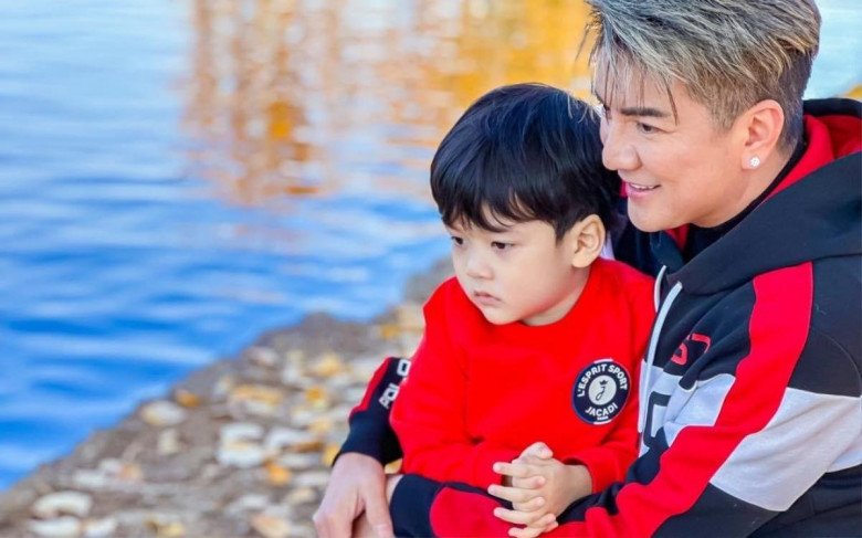 Ông hoàng nhạc Việt luôn suy nghĩ trước khi đi ngủ là mai sẽ đăng gì trên mạng, nhất là khi có nhiều người yêu thương con trai mình.