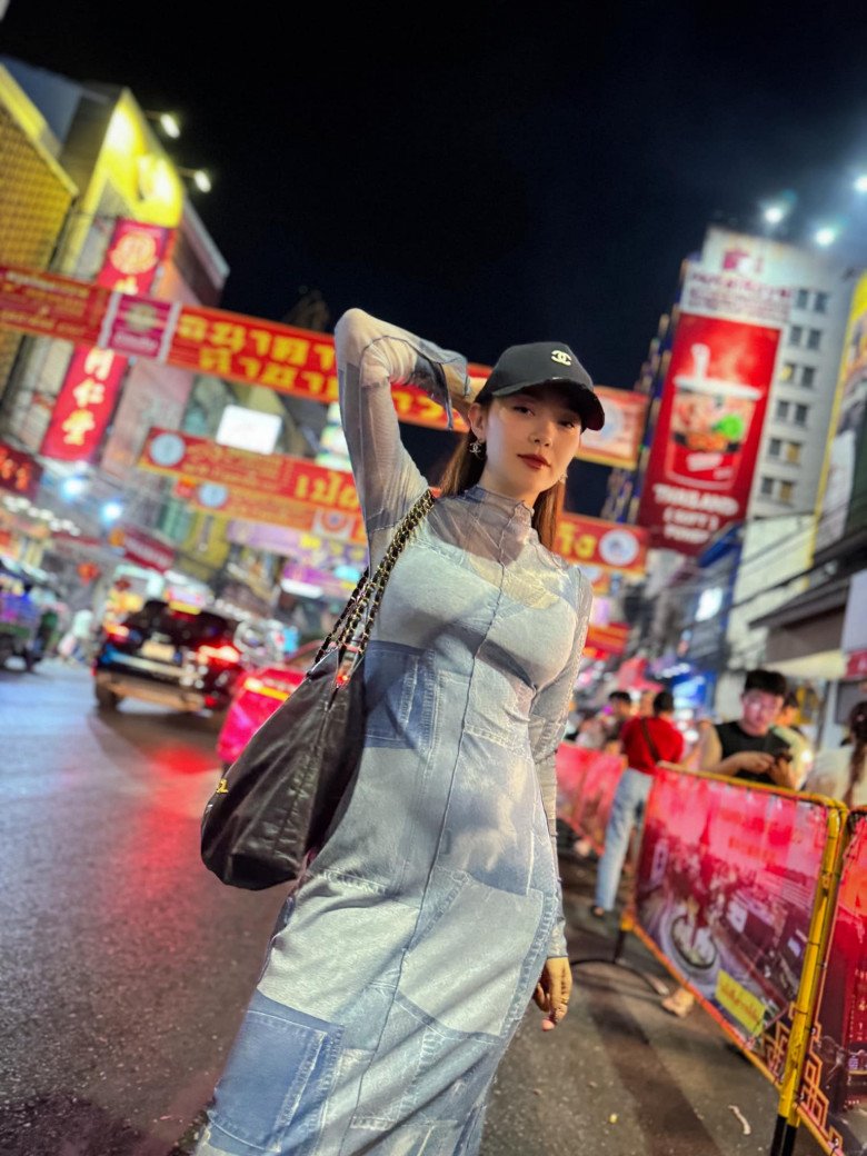 Tuy nhiên, ở góc chụp chính diện, Minh Hằng cũng không giấu được chiếc bụng tròn ủm là kết quả của chuỗi ngày ăn uống mừng Tết.